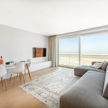 In With Stunning Sea View, Cleaning Included 아파트